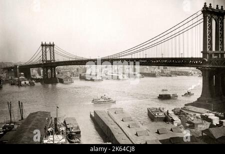 Le Manhattan Bridge, un pont suspendu qui traverse l'East River à New York, reliant le sud de Manhattan sur Canal Street au centre-ville de Brooklyn à la Flatbush Avenue Extension. Banque D'Images