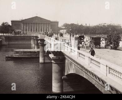 Photographie du XIXe siècle - Pont de la Concorde et Chambre des députés, Paris France. Le Pont de la Concorde est un pont d'arche traversant la Seine à Paris reliant le Quai des Tuileries à la place de la Concorde et le Quai d'Orsay. Banque D'Images