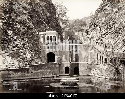 Photographie ancienne du XIXe siècle - Galtaji est un ancien pèlerinage hindou à environ 10 km de Jaipur, dans l'État indien du Rajasthan. Le site se compose d'une série de temples construits dans un étau étroit dans l'anneau des collines qui entoure Jaipur. Une source naturelle émerge sur la colline et coule vers le bas, remplissant une série de kunds sacrés (réservoirs d'eau) dans lesquels les pèlerins se baignent. Banque D'Images