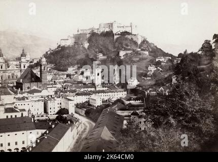 Photographie vintage du 19th siècle - Salzbourg est une ville autrichienne à la frontière de l'Allemagne, avec vue sur les Alpes orientales. La ville est divisée par la rivière Salzach, avec des bâtiments médiévaux et baroques de la vieille ville piétonne Altstadt sur sa rive gauche, face à la Neustadt (Nouvelle ville) datant du 19th siècle sur sa droite. Banque D'Images