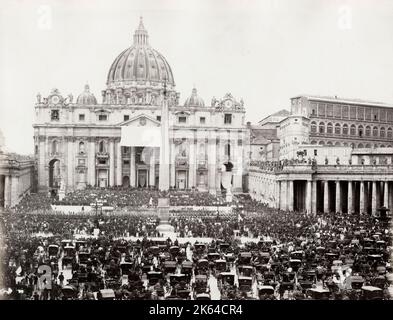 Photographie vintage du XIXe siècle - large foule sur la place Saint-Pierre pour une bénédiction du Pape du Vatican. Leo XIII Banque D'Images