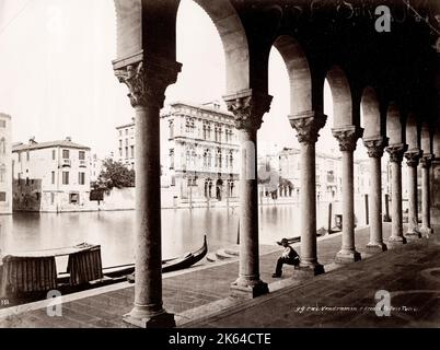 Photo du XIXe siècle : Venise, Italie, arcade devant la Fondaco dei Turchi, avec homme et gondole, image c.1880. Banque D'Images