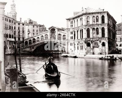 Photographie du XIXe siècle : gondole dans le canal en face du pont du Rialto, Venise, Italie, image c.1880 Banque D'Images