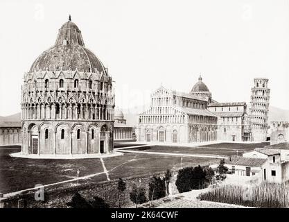 Photo du XIXe siècle : la pizza della Duomo et la Tour penchée de Pise, avec le Baptistère de Saint Jean en premier plan. Image c.1890. Banque D'Images