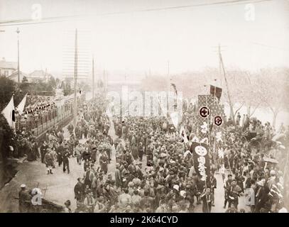 Photographie du XIXe siècle : Japon - grande procession commémorant le retrait de l'empereur et de la cour impériale de l'ancienne capitale japonaise de Kyoto à la nouvelle capitale Meiji d'Edo ou de Tokyo. c.1898. Banque D'Images