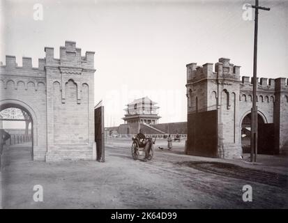 Photographie vintage: Porte à l'entrée du quartier de la Legation, Pékin, Beijing, Chine vers 1900 Banque D'Images