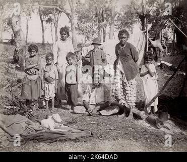 Photographie vintage du XIXe siècle : groupe de familles aborigènes, Queensland Australie Banque D'Images
