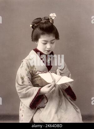 C. 1880 Japon - geisha avec un oiseau de papier Banque D'Images