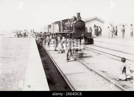 Photo du début du XXe siècle : train à vapeur dans une gare, Chine, vers 1910 Banque D'Images