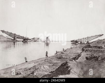 Photographie d'époque du XIXe siècle : dragues mécaniques à vapeur sur le canal de Suez, vers 1890. Banque D'Images