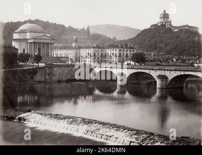 Photographie vintage du 19th siècle : vue panoramique de Turin, Turin, Italie, prise à travers le Pô, vers 1870. Banque D'Images