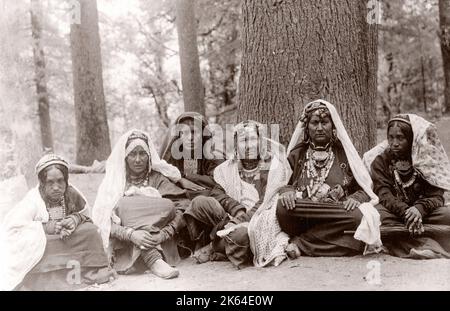 Photo d'époque de la fin du XIXe siècle : groupe de femmes de campagne, nord de l'Inde. Banque D'Images