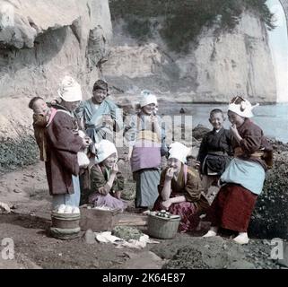 Enfants cueillant des mollusques, Japon, v.1900 Photographie ancienne du début du 20th siècle Banque D'Images