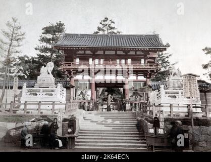 C.1880, le Japon - le sanctuaire de Gion Kyoto Banque D'Images