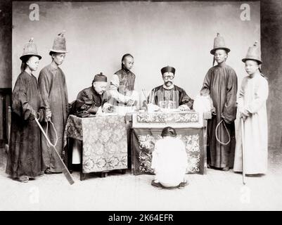 C. 1880 Chine - scène d'audience avec le juge et les fonctionnaires Banque D'Images