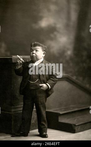 Photographie de presse ancienne du début du 20th siècle - le turc Tom Thumb Pasha Hayati Hassid, célèbre cirque nain et spectacle secondaire de 1920 Banque D'Images