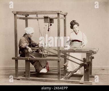 Photographie vintage du XIXe siècle: Femme japonaise tissage de tissu sur un métier à tisser, Japon, c.1890. Banque D'Images