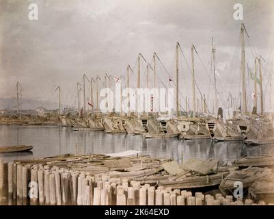 Photographie vintage de la fin du XIXe siècle : grands navires,. Junks de commerce, port de Kobe, Japon Banque D'Images