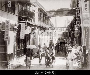 Street dans le quartier chinois de Shanghai' 'c.1880 . Banque D'Images