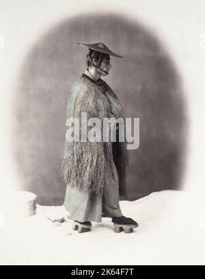 1860's Japon - portrait d'un homme dans un manteau de pluie de paille Felice ou Felix Beato (1832 - 29 janvier 1909), photographe italien-britannique travaillant principalement en Inde, Japon, Chine Banque D'Images