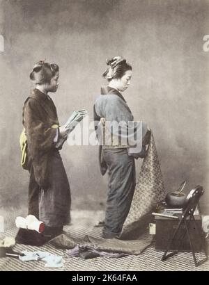 1860's Japon - Portrait d'une jeune femme et de son serviteur Felice ou Felix Beato (1832 - 29 janvier 1909), photographe italien-britannique travaillant principalement en Inde, au Japon, en Chine Banque D'Images