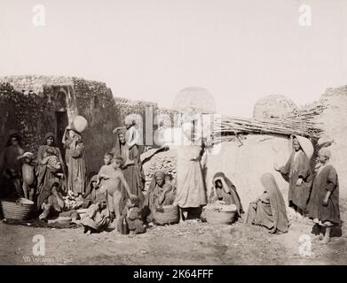 Photographie du XIXe siècle : groupe autochtone, sud de l'Égypte, femmes et enfants, c.1890. Banque D'Images