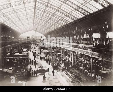 Photographie du XIXe siècle : exposition universelle, Paris, intérieur de la Galerie des machines (1889), sous-titres imprimés « Galerie du travail ». La Galerie des machines (officiellement Palais des machines) était un pavillon construit pour l'exposition universelle (1889) à Paris. Situé dans le quartier de Grenelle, l'immense pavillon était en fer, acier et verre. Banque D'Images