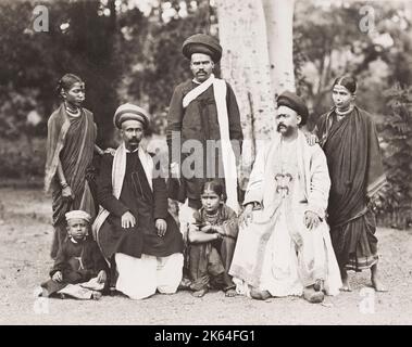 Photographie vintage du XIXe siècle : groupe de la caste brahmin, Inde, c.1880 du studio Taurines. Banque D'Images