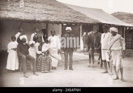 Photographie du XIXe siècle : sous-titré « Groupe de coolies », famille des travailleurs indiens, Afrique du Sud. Banque D'Images