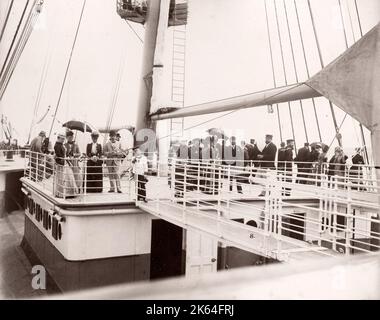 1889 Photographie - RMS - Teutonic à partir d'un album d'images concernant le lancement du navire, qui a été construit par Harland and Wolff de Belfast, pour la White Star Line - plus tard pour atteindre une certaine notoriété en tant que le propriétaire du Titanic. L'album montre l'intérieur de la barque, membre de l'équipage d'essai, croisières, y compris une visite à bord par le Kaiser allemand et Prince de Galles, ainsi que de nombreuses images d'autres visiteurs. Cette image - pont de l'Ordre Teutonique Banque D'Images