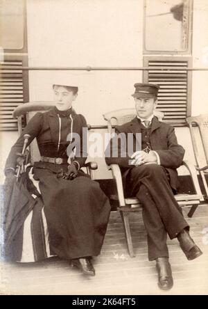 1889 photographie - RMS Teutonic - d'un album d'images relatives au lancement du navire, qui a été construit par Harland et Wolff à Belfast, pour la ligne d'étoile blanche - plus tard pour atteindre la notoriété en tant que propriétaire du Titanic. L'album montre les intérieurs du navire, un membre de l'équipage, des croisières d'essai, y compris une visite à bord par le Kaiser allemand et le Prince de Galles, ainsi que de nombreuses images d'autres visiteurs. Cette image montre l'un des invités notables, l'homme d'État britannique Joseph Chamberlain (1836-1914), en photo avec sa troisième femme Mary Endicott Chamberlain (plus tard Carnegie) (1864-1957). Banque D'Images