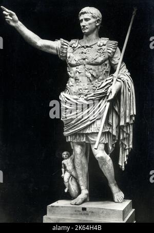 Statue de César Auguste au Musée du Vatican, Cité du Vatican, Rome, Italie. César Auguste, également connu sous le nom d'Octave, fut le premier empereur romain, régnant de 27 av. J.-C. jusqu'à sa mort en 14 Banque D'Images