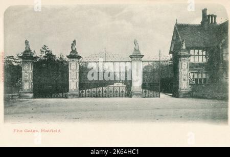 The main Gates, Hatfield House, situé dans un grand parc, le Grand Parc, sur le côté est de la ville de Hatfield, Hertfordshire, Angleterre. Banque D'Images