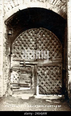 La fabuleuse porte d'entrée au château de Chepstow, pays de Galles - portes en treillis montrant les réparations de l'âge... Banque D'Images