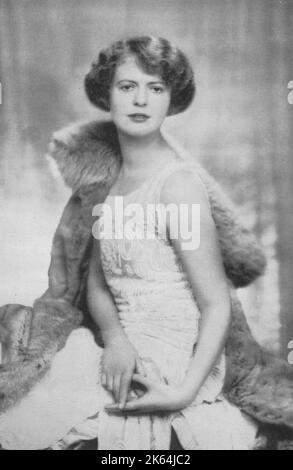 May Meyrick, plus tard comtesse de Kinnoull, fille aînée de la célèbre propriétaire de boîte de nuit, Kate Meyrick photographiée avant son mariage avec George Hay, 14th comte de Kinnoull en 1927. Kate Evelyn 'ma' Meyrick (1875 -1933), une femme d'affaires irlandaise et 'Reine' de la scène de boîte de nuit de Londres. Elle a couru '43', un club de jazz de nuit au 43 Gerrard Street à Soho, a été poursuivie plusieurs fois pour avoir enfreint les lois sur les permis et est allée en prison pour avoir soudoyé des policiers pour ignorer ces violations. Son livre "les secrets des 43" a été interdit lors de sa publication en 1933. Trois de ses filles ont épousé des pairs du Royaume. Mai était invo Banque D'Images