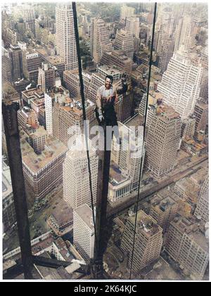 Un perchoir étourdi à 350 mètres au-dessus du niveau de la rue : un ouvrier New-yorkais (Carl Russell) engagé sur le plus haut bulding du monde (à l'époque), l'Empire State Building. Banque D'Images
