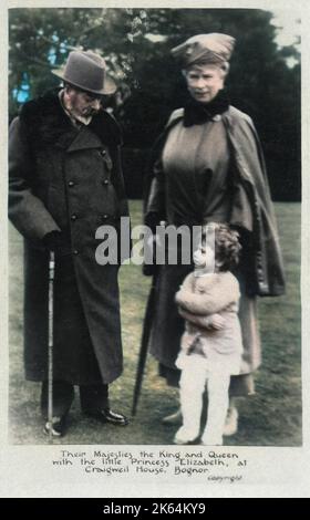 Portrait du roi George V et de son épouse, la reine Marie de Teck avec la princesse, et de la future reine, Elizabeth II Craigweil House, Bognor. Banque D'Images