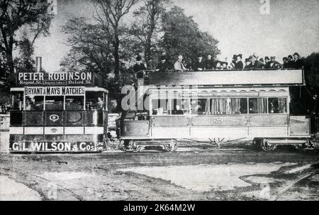 Tram à vapeur à Tottenham High Road, Londres. L'introduction sur la route Edmonton-Finsbury Park a commencé en 1885. En 1890, les tramways à vapeur sont remplacés par les premiers tramways électriques. Banque D'Images