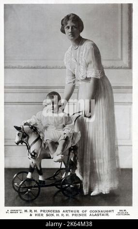 Alexandra, duchesse de Fife (1891-1959) avec son fils unique, Alastair Arthur, comte de Macduff, 2e duc de Connaught (1914-1943). Alexandra était la fille aînée de la princesse Louise de Galles, duchesse de Fife ; après la mort de son père à Assouan en 1912, elle a été autorisée à hériter du duché de Fife à part entière. Elle était généralement connue sous le nom de princesse Arthur de Connaught après son mariage avec son cousin, le prince Arthur de Connaught. Bébé Alastair est assis sur un cheval jouet pousse-a-long plutôt gentil à roues. Banque D'Images