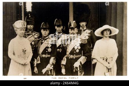 La famille royale britannique - de gauche à droite : la reine Mary (1867-1953), Henry, duc de Gloucester (1900-1974), Prince Edward, Prince de Galles (plus tard le roi Édouard VIII), puis duc de Windsor après abdication (1894-1972), Prince Albert, Duc d'York (plus tard roi George VI) (1895-1952), Roi George V (1865-1936), Vicomte Lascelles, plus tard 6e comte de Harewood (1882-1947) et Vicomtesse Lascelles (anciennement princesse Marie, plus tard princesse Royale, et comtesse de Harewood) (1897-1965). Banque D'Images