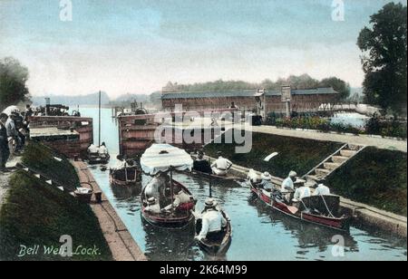 Bell Weir Lock, River Thames, Runnymede on Thames, Egham, Surrey. Banque D'Images