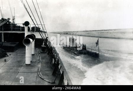 Sous-marin britannique de classe E vu d'un autre navire de la Marine. La classe E a servi dans la Royal Navy pendant la première Guerre mondiale comme épine dorsale de la flotte sous-marine. Les derniers sous-marins survivants de classe E ont été retirés du service en 1922. Banque D'Images