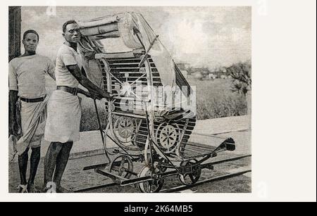 Beira, Mozambique - le système de tramway privé - sans aucun doute l'une des formes de transport les plus insolites au monde. Les voitures circulaient sur de minuscules pistes qui sortaient du sable et s'étendaient d'un bout à l'autre de la ville, avec des lignes secondaires qui se dirigeaient vers les cours des magasins et des maisons privées. Sur certains des camions, il n'y avait qu'un banc, d'autres sont ombragés par des auvents, et quelques-uns avaient des lampes-calottes, des sièges rembourrés et des tapis. (voir aussi : 10520097 et 10982406) Banque D'Images