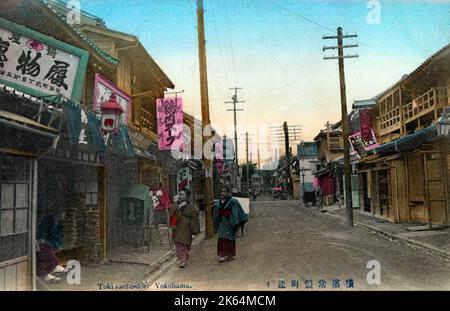 Deux mères portant des enfants sur le dos à Tokiwacho-dori à Yokohama, préfecture de Kanagawa Banque D'Images