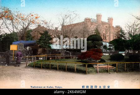 Yushukan à Kudan, Tokyo - un canon de trophée de guerre, de la première guerre sino-japonaise (1894-95), assis sur la pelouse devant le musée de la guerre. Banque D'Images