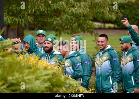 Darlington, Royaume-Uni. 11 octobre 2022. L’équipe masculine de la coupe du monde de rugby des îles Cook est arrivée au Rockliffe Hall, où elle sera basée pendant trois semaines au cours de sa campagne de RLWC2021 qui comprend un match contre les rivaux des Tonga au stade Riverside de Middlesbrough. L'équipe a été accueillie avec un groupe de jeunes cuivres et de jeunes joueurs de Yarm Wolves avant de rencontrer des représentants locaux et les médias. Ils ont également exécuté le Haka. Crédit : Teesside Snapper/Alamy Live News Banque D'Images