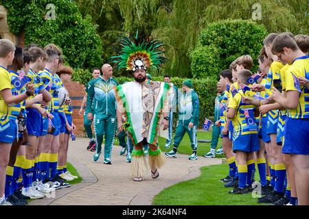 Darlington, Royaume-Uni. 11 octobre 2022. L’équipe masculine de la coupe du monde de rugby des îles Cook est arrivée au Rockliffe Hall, où elle sera basée pendant trois semaines au cours de sa campagne de RLWC2021 qui comprend un match contre les rivaux des Tonga au stade Riverside de Middlesbrough. L'équipe a été accueillie avec un groupe de jeunes cuivres et de jeunes joueurs de Yarm Wolves avant de rencontrer des représentants locaux et les médias. Ils ont également exécuté le Haka. Crédit : Teesside Snapper/Alamy Live News Banque D'Images