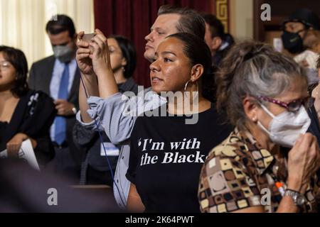 Los Angeles, États-Unis. 11th octobre 2022. Des manifestants et des citoyens de Los Angeles tenant des signes et exprimant leurs opinions, sur les commentaires racistes des membres du Conseil municipal au sujet de leurs concitoyens et de l'enfant noir d'un membre du conseil. 10/11/2020 Los Angeles, CA. USA (photo de Ted Soqui/SIPA USA) crédit: SIPA USA/Alay Live News Banque D'Images