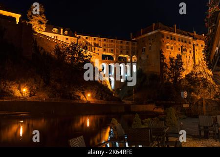 Vue de nuit sur le château de Cesky Krumlov et le pont à cloak depuis les rives de la Vltava. Château Renaissance et baroque et château à Český Krumlov Banque D'Images