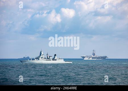 Océan Atlantique, Espagne. 09 octobre 2022. La frégate allemande de la classe Sachsen FGS Hessen vole aux côtés du super-transporteur de la classe Ford américaine USS Gerald Ford dans l'océan Atlantique au cours d'un transit simulé avec le Ford Carrier Strike Group, 9 octobre 2022 près de l'Espagne. Crédit : MC2 Sawyer Connally/U.S. Navy photo/Alamy Live News Banque D'Images